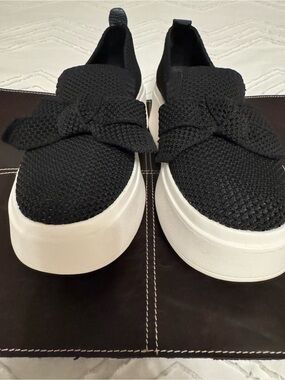 WISHBONE Black Knit Slip-On Sneakers with Bow Accent - Size 7.5 (fits like 7)